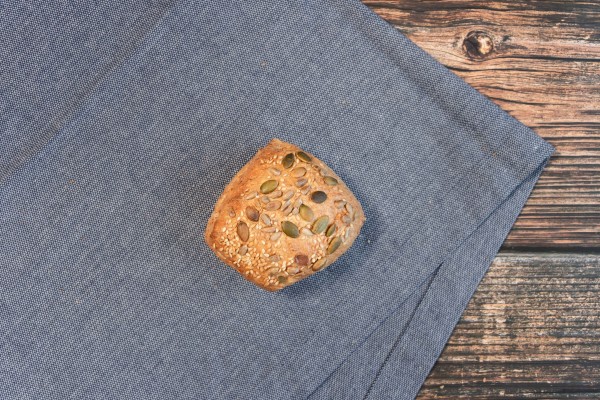 Weizenvollwertbrötchen mit Kürbiskernen, halb gebacken
