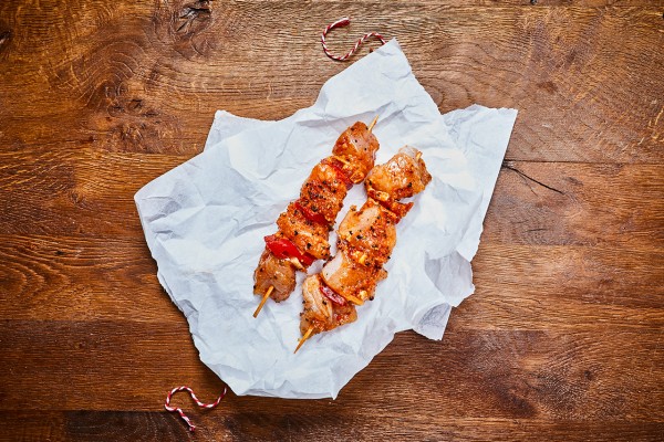 Paderborner Landhähnchen-Spieße mit Speck mariniert